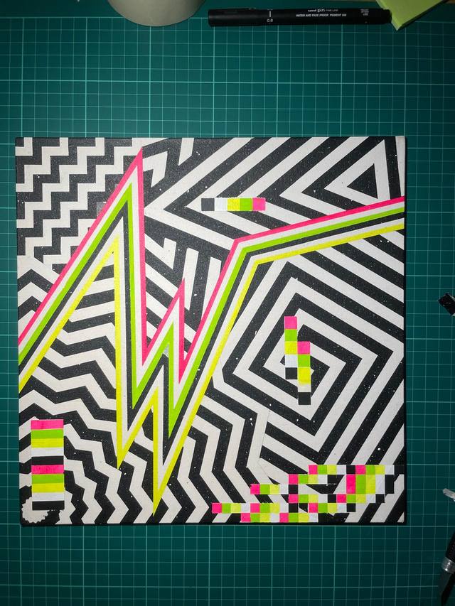 Lienzo con rayo pintado en spray neón — foto de proceso en el taller