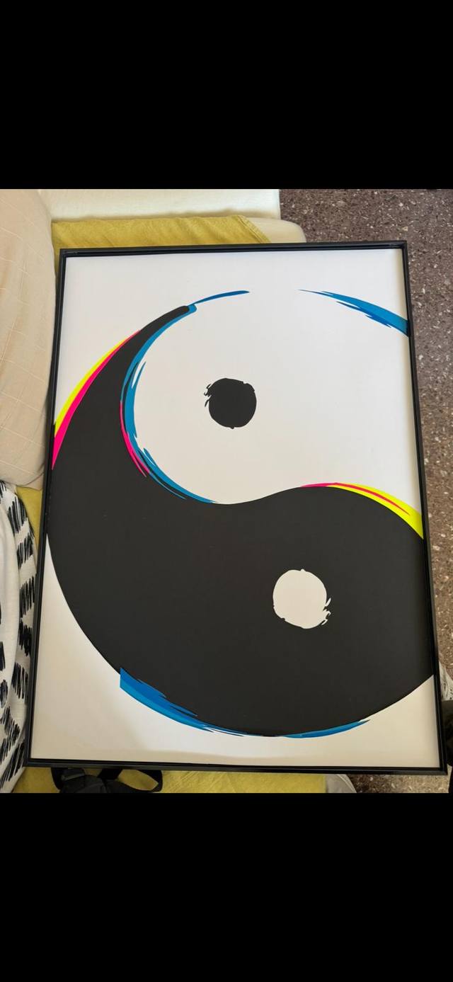 Yin yang pintado con trazos neón enmarcado — foto de proceso en el taller