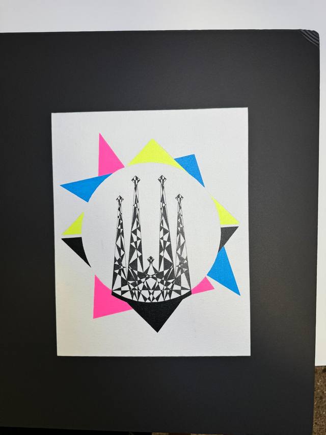 Torres de la Sagrada Familia pintadas sobre lienzo con triángulos de color — foto de proceso en el taller