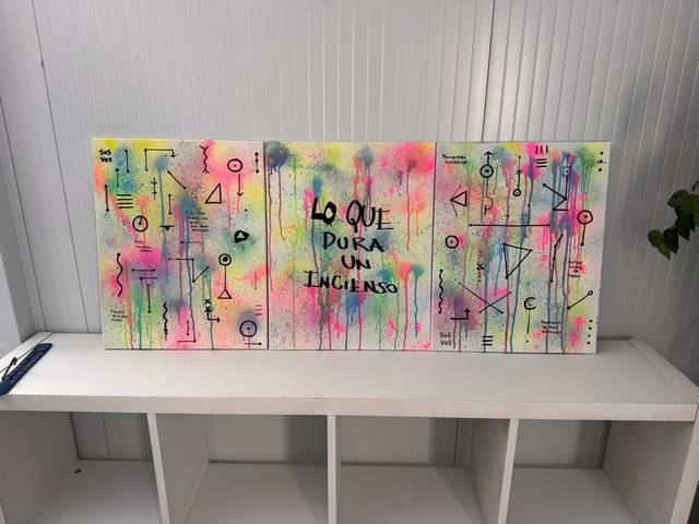 Obra en técnica mixta sobre lienzo con spray y acrílico — foto de proceso en el taller