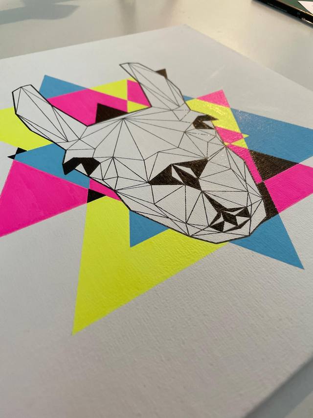 Obra en técnica mixta sobre lienzo con spray y acrílico — foto de proceso en el taller