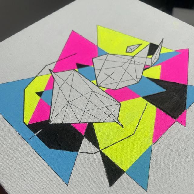 Obra en técnica mixta sobre lienzo con spray y acrílico — foto de proceso en el taller