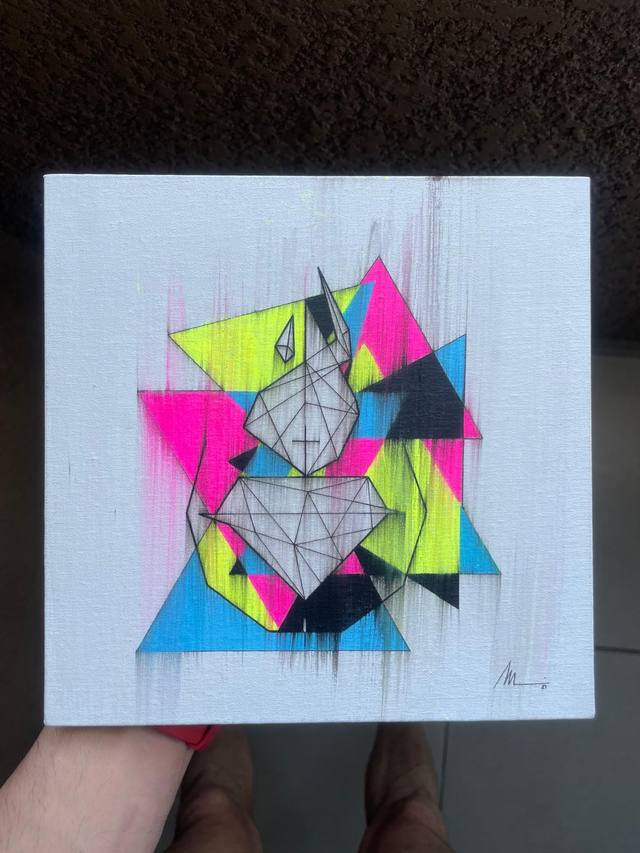 Obra en técnica mixta sobre lienzo con spray y acrílico — foto de proceso en el taller