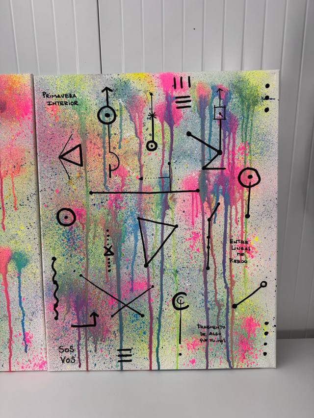 Obra en técnica mixta sobre lienzo con spray y acrílico — foto de proceso en el taller