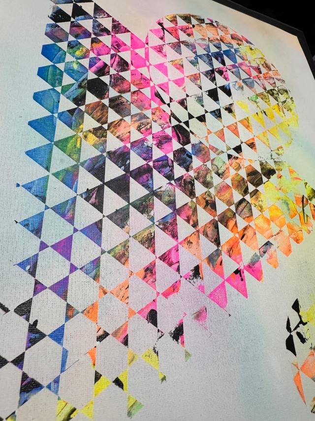 Obra en técnica mixta sobre lienzo con spray y acrílico