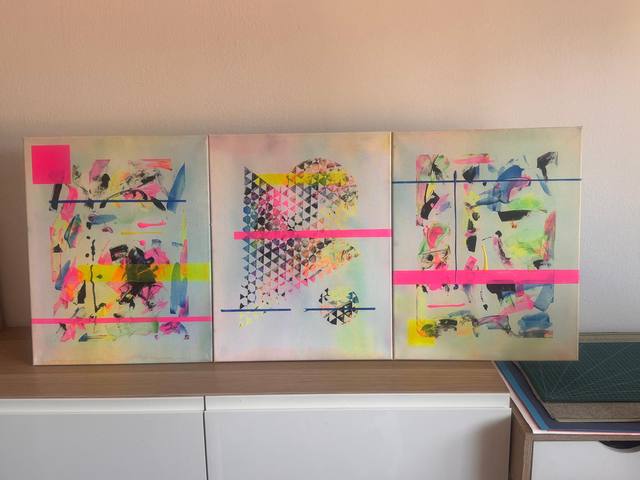 Obra en técnica mixta sobre lienzo con spray y acrílico — foto de proceso en el taller