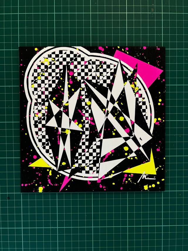 Obra en técnica mixta sobre lienzo con spray y acrílico — foto de proceso en el taller