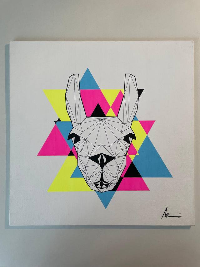 Llama geométrica pintada sobre lienzo con triángulos neón — foto de proceso en el taller