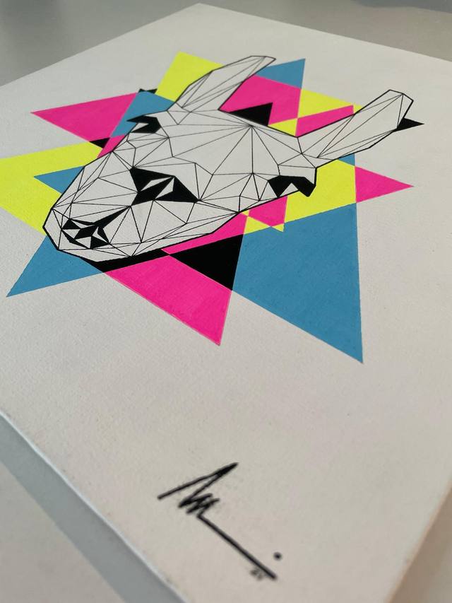 Rinoceronte geométrico pintado sobre lienzo con triángulos neón — foto de proceso en el taller